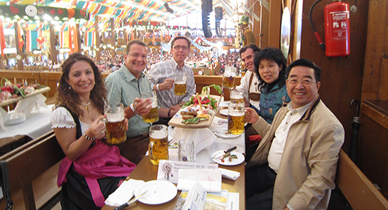 2012年10月集團(tuán)總裁程清豐走訪BSH，在啤酒節(jié)狂歡夜上與客戶合影留念