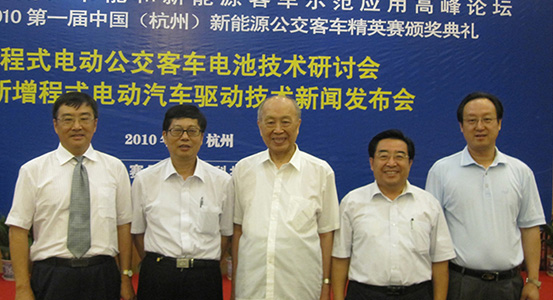 集團(tuán)董事長(zhǎng)、總裁程清豐在參加中國(guó)節(jié)能和新能源客車(chē)示范應(yīng)用高峰論壇期間與行業(yè)專(zhuān)家和合作伙伴合影